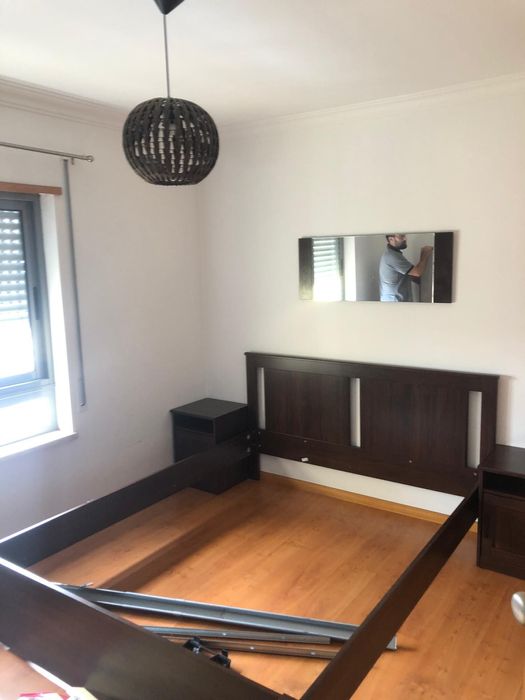 IKEA SONGESAND Cama de casal e mesas de cabeceira