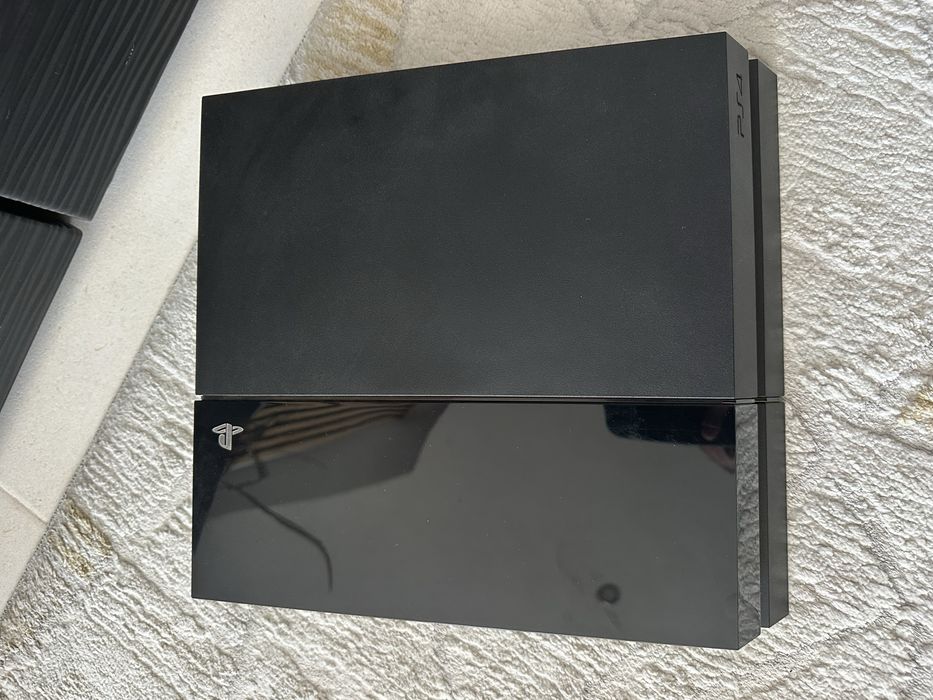PS4 500GB + Comando Original + GTA V + NFS Heat + Rivals