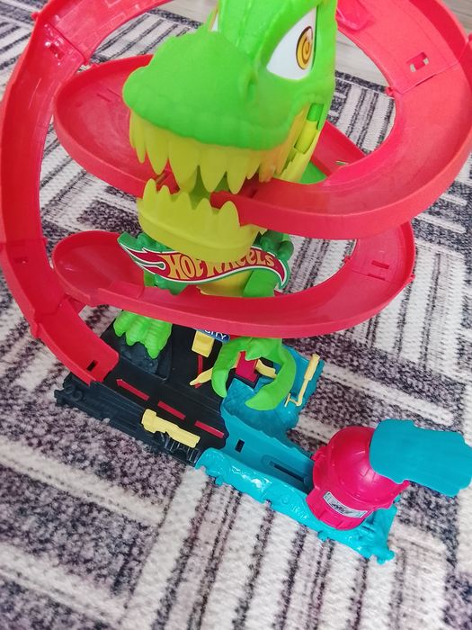 Zestaw Hotwheels T-Rex remiza strażacka