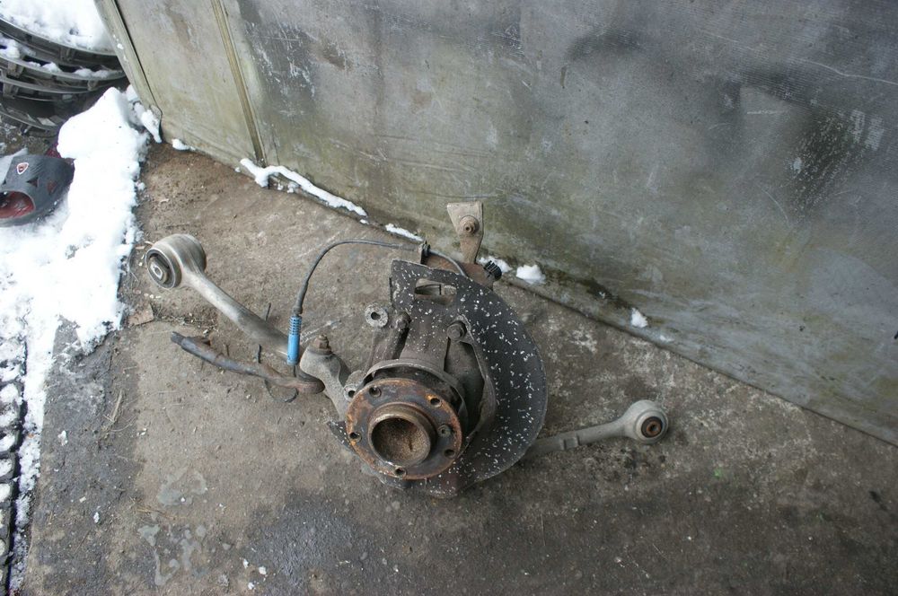 Bmw e39 535i 540i zwrotnica piasta prawa wahacze , wada