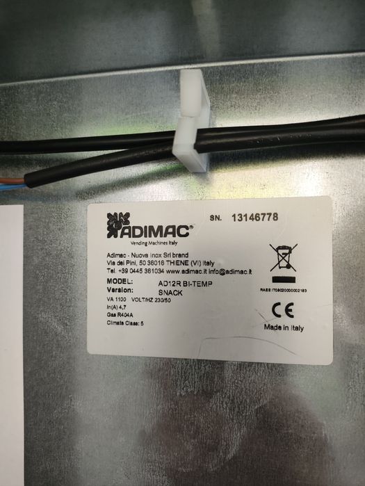 Máquina de Vending ADIMAC AD12R BI-TEMP – Excelente Estado