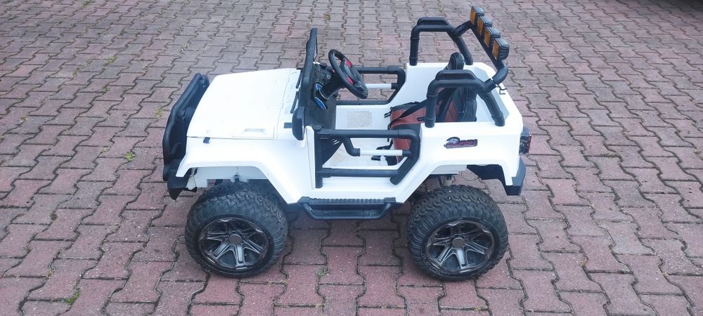 Samochodzik na akumulator 4x4 Jeep dla dziecka