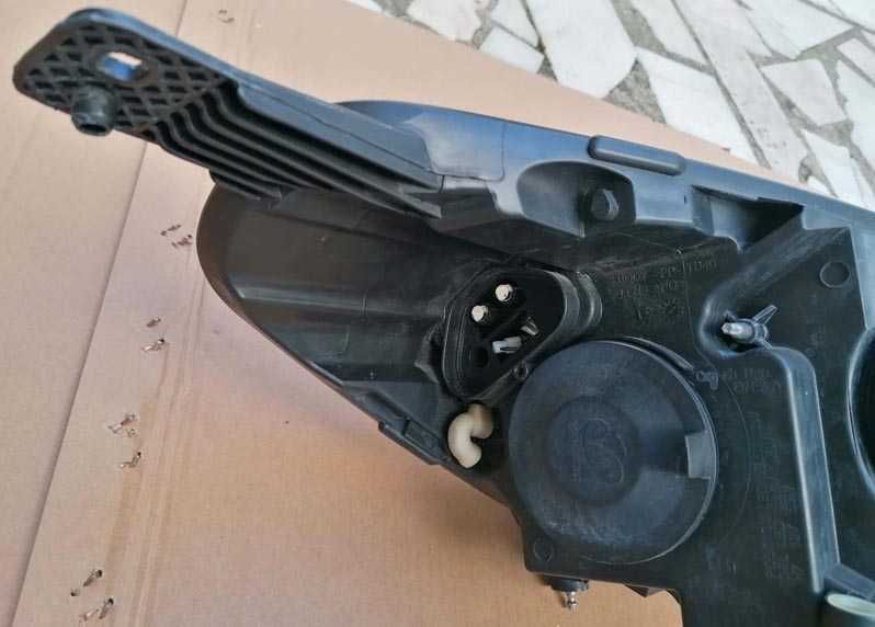 otica frontal ESQ ford fiesta VII . fase 1 . LED