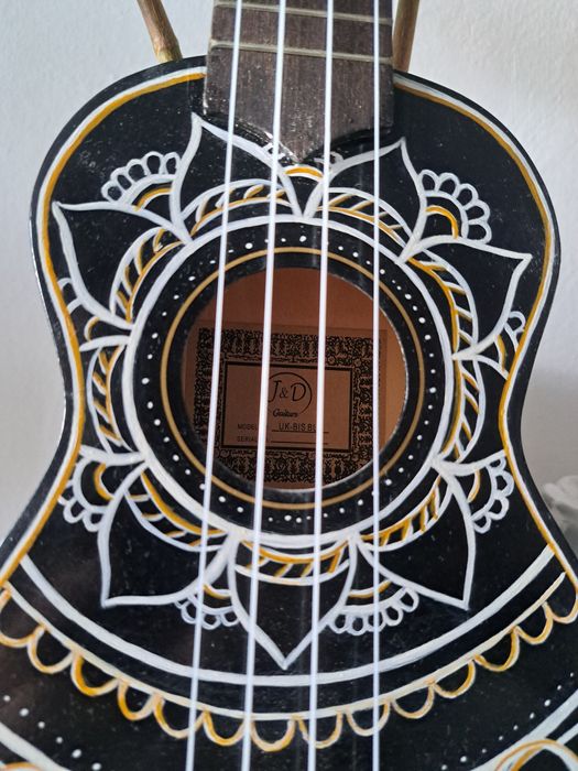 Ukulele z pokrowcem i strunami