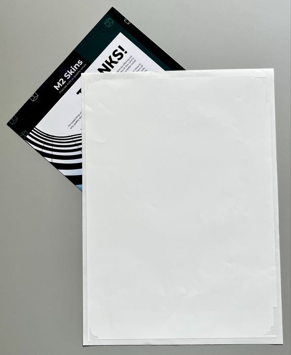 Białe ochronne naklejki winylowe do MacBook Air 2023 16’ + akcesoria