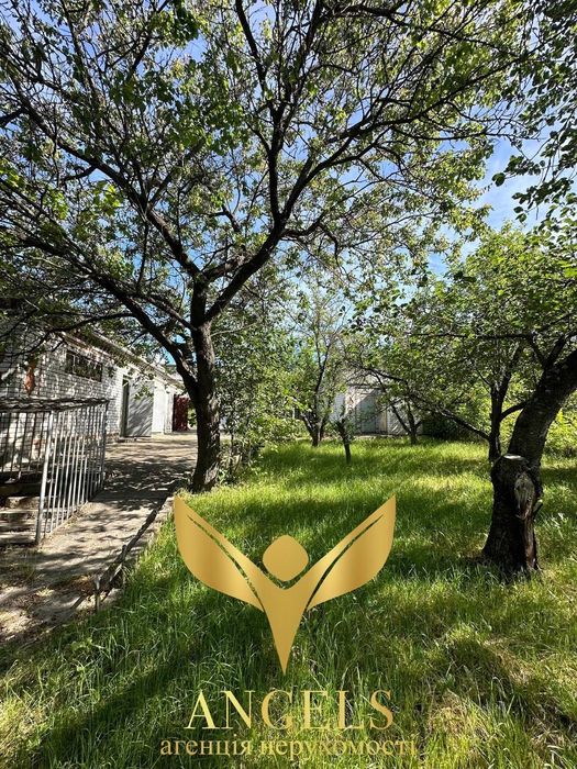 Продаж двоповерхового будинку із трьома гаражами та -1 поверхом