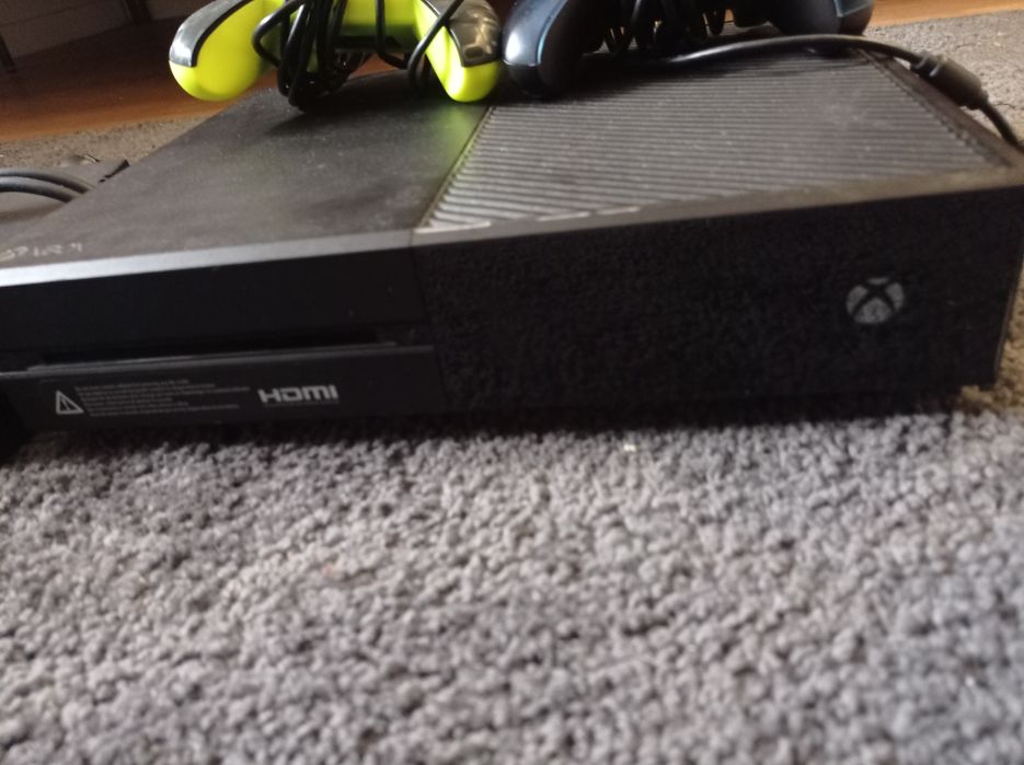 Xbox One + 2 jogos + 2 comandos