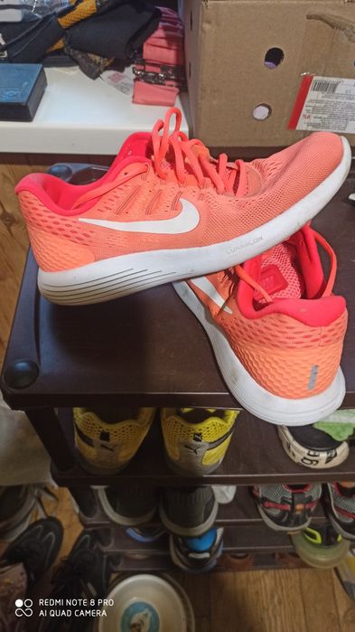 Кроссовки женские.