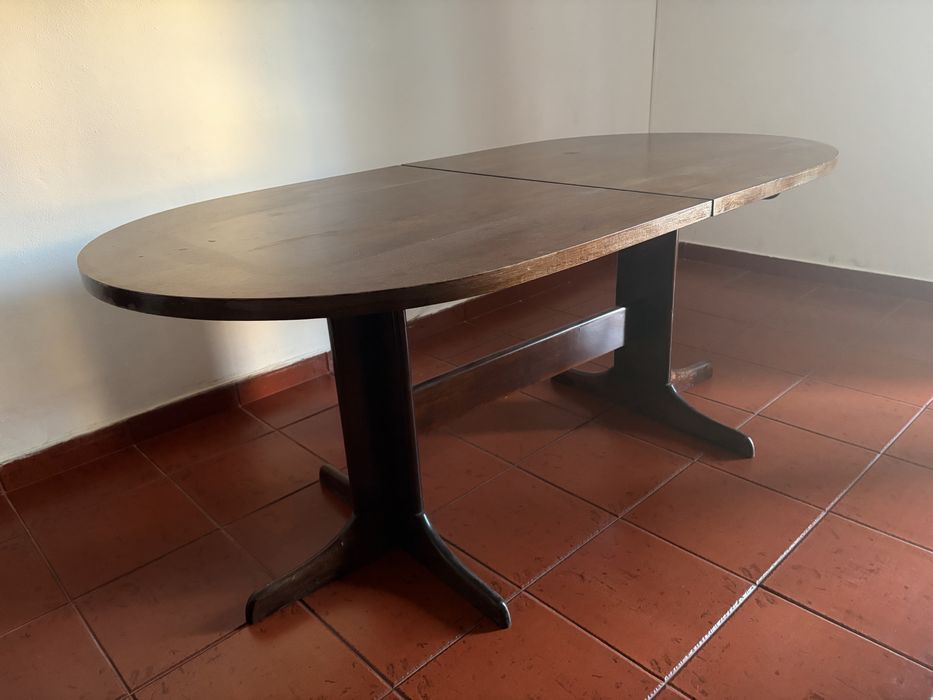 Mesa de jantar de madeira com 6 cadeiras