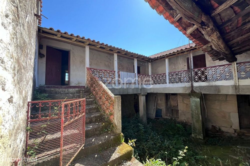 Moradia T4 para Reconstrução em Soutelo
