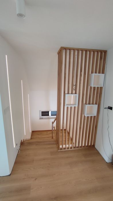 Schody dębowe, lakierowane, dopasowane do potrzeb, na beton, dywanowe.