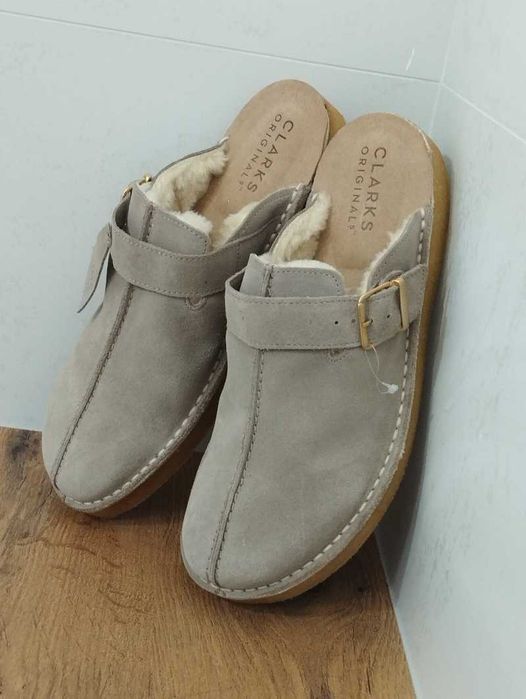 Beżowe zamszowe klapki Clarks Originals Trek Mule rozmiar 45