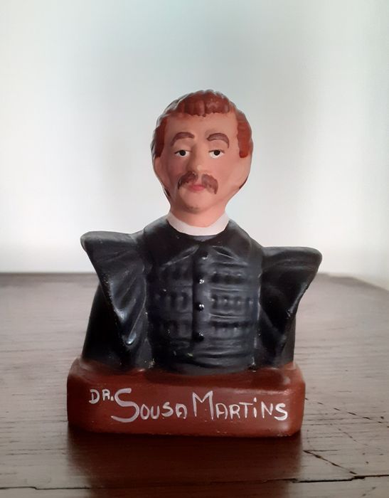 Busto do Dr. Sousa Martins.  Cerâmica.