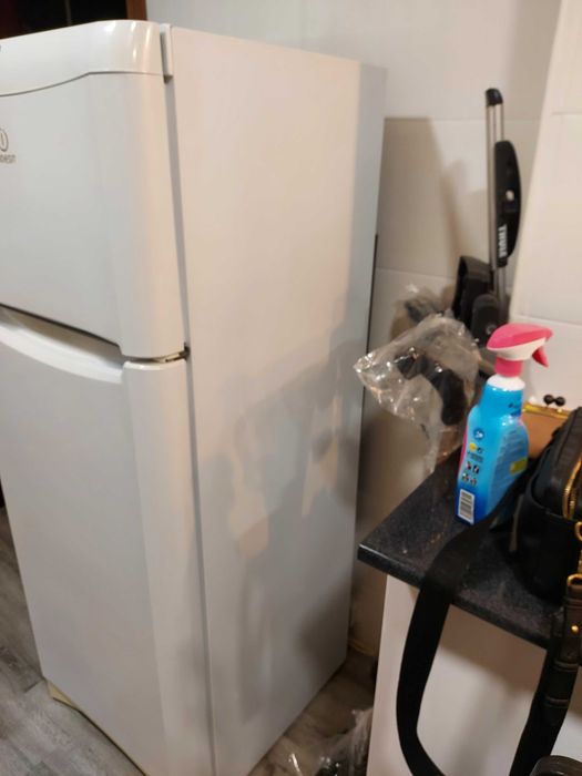 Frigorífico marca Indesit A+ em muito bom estado e a funcionar