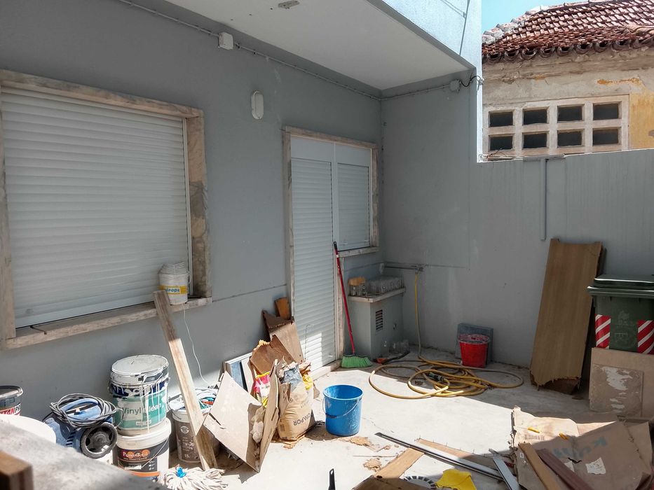 Brevemente disponível, T1  R/C renovado com pequeno quintal, no centro de Odivelas.