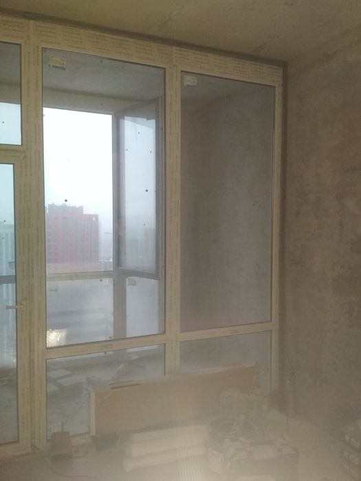 Окна панорамные глухие разных размеров.