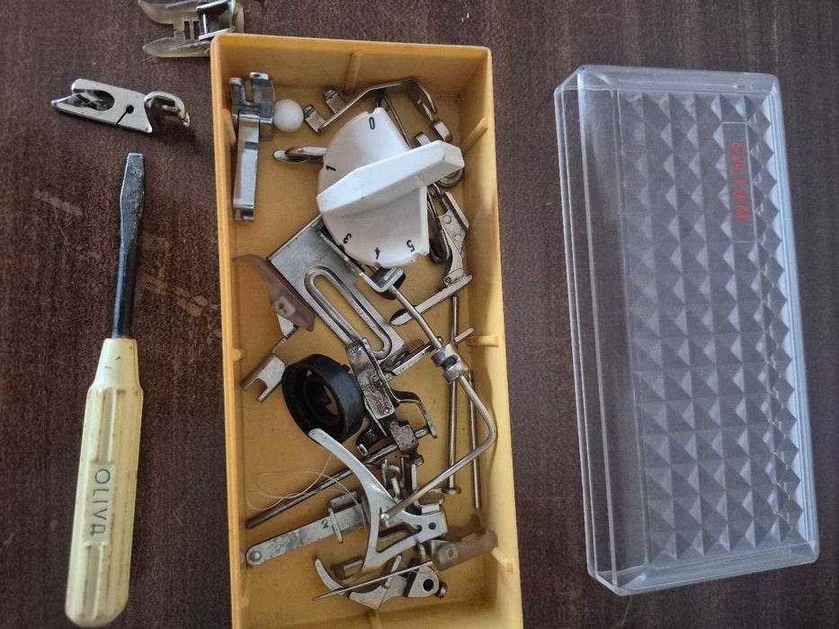 Máquina costura com móvel Oliva 515