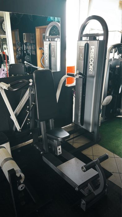 Maszyna na barki precor silownia trening