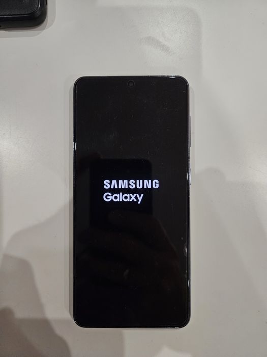 Samsung Galaxy S21 5G 128 GB + dedykowane akcesoria