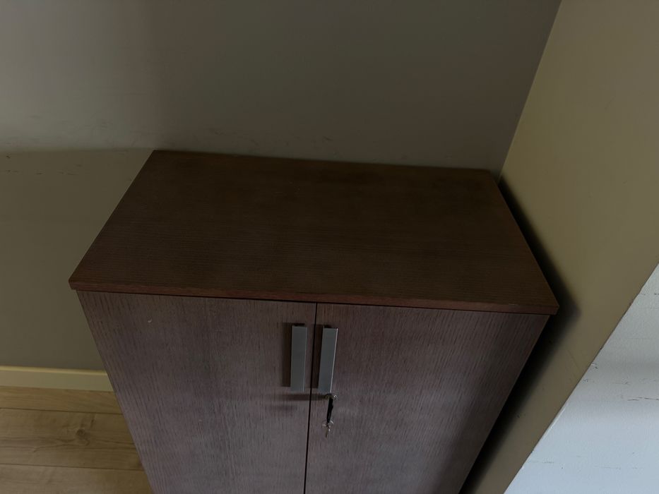 Armário castanho com chave