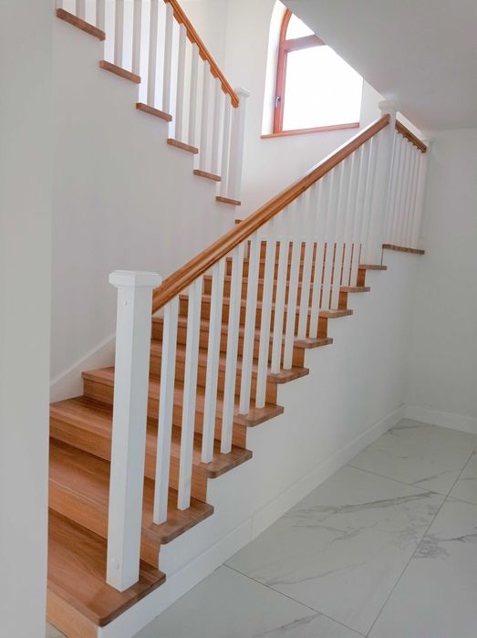 Schody drewniane z litego drewna