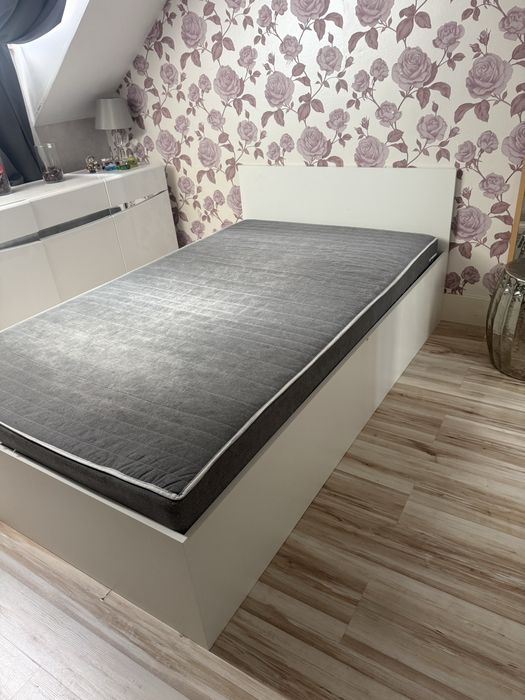 Biała rama łóżka 120 cm z materacem