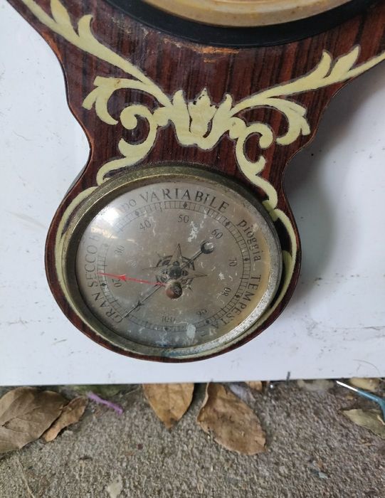 Relógio antigo em bom estado