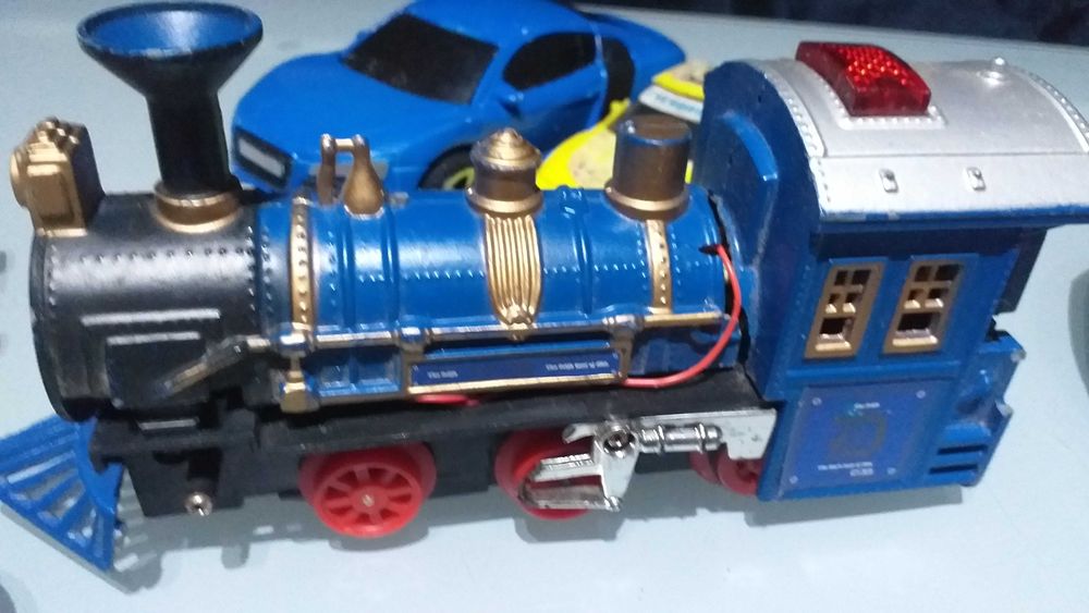 Lote de 54 carrinhos e 1 comboio em ferro