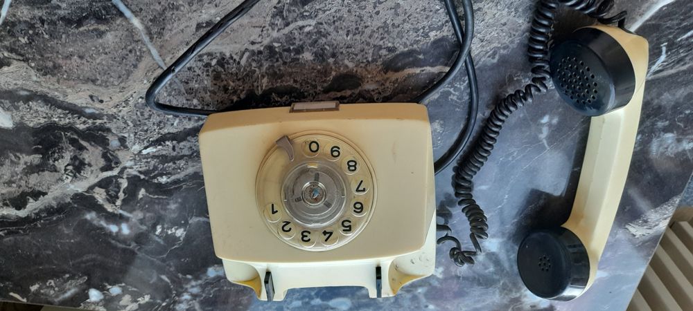 Старий стаціонарний телефон з дисковим набором 1970- 80 років