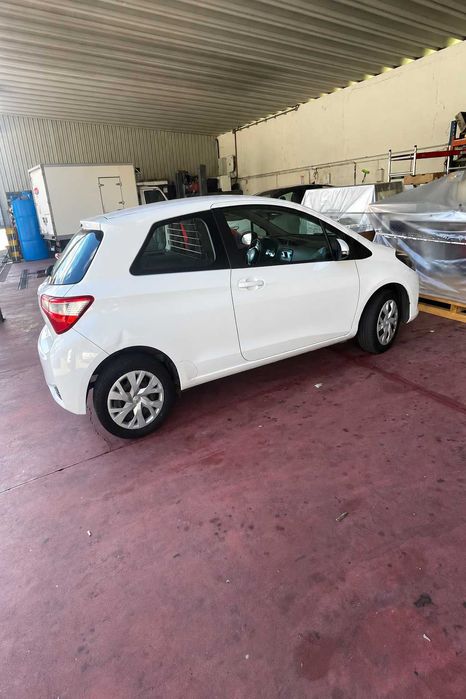 Toyota Yaris Comercial 1.0 – Branco – Económico e Fiável