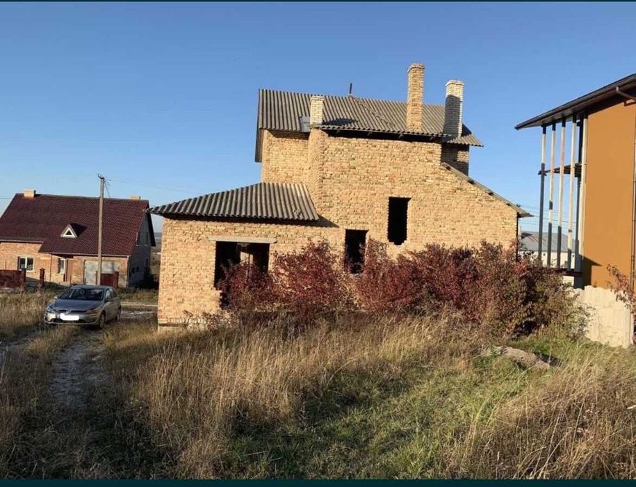 Продаж земельної ділянки з незавершеним будівництвом біля Золочів