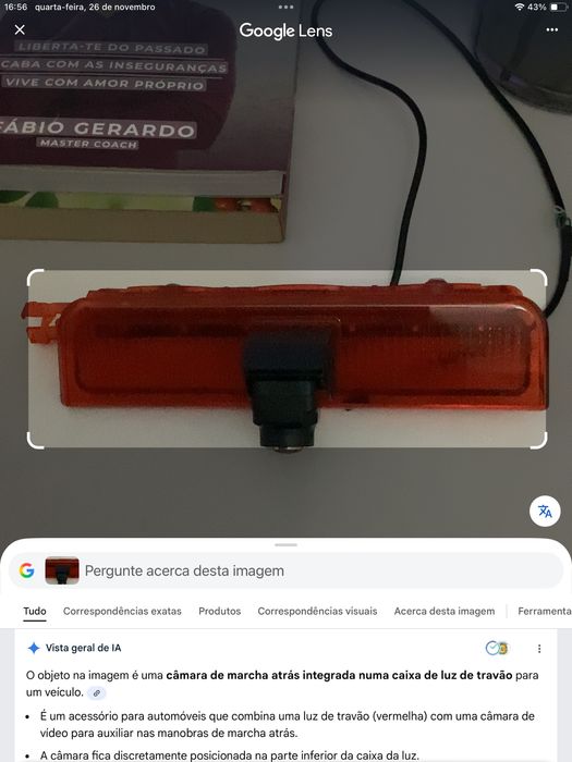 Câmara de marcha atrás na luz de travão.