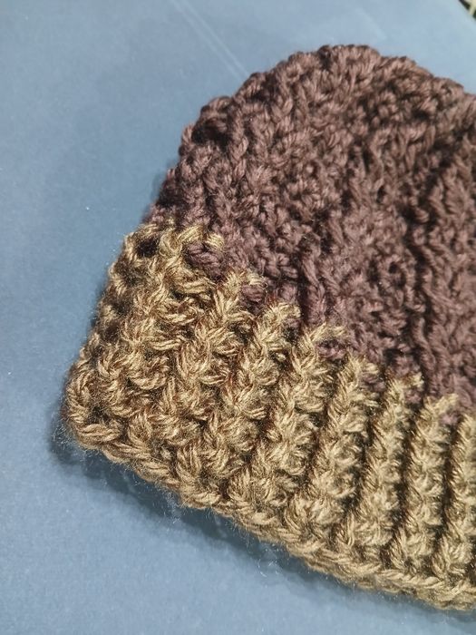 Gorro em dois tons de castanho