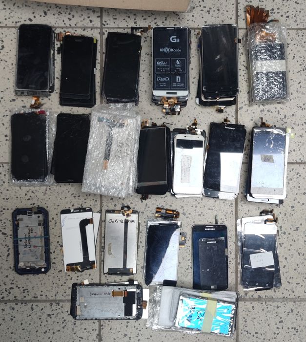 Дисплеи одним лотом в одни руки. Читаем описание