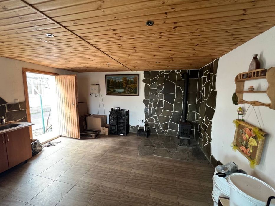 Будинок із земельною ділянкою