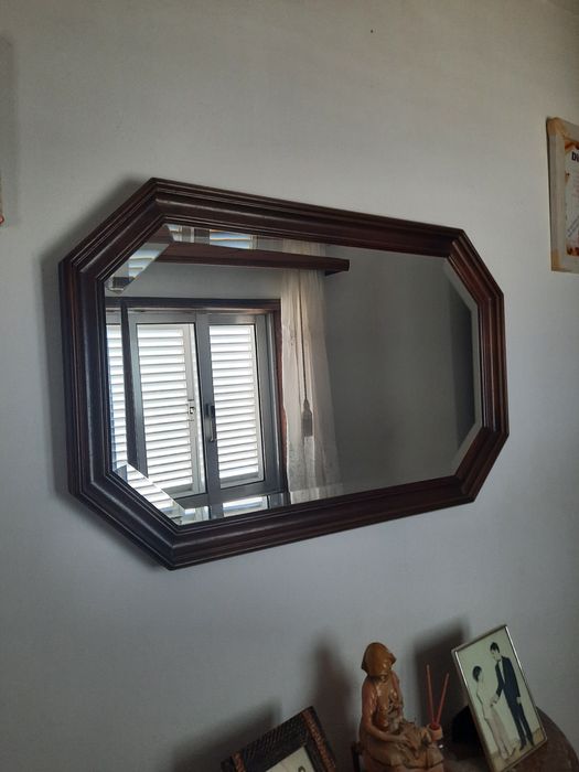 Espelho com moldura em madeira