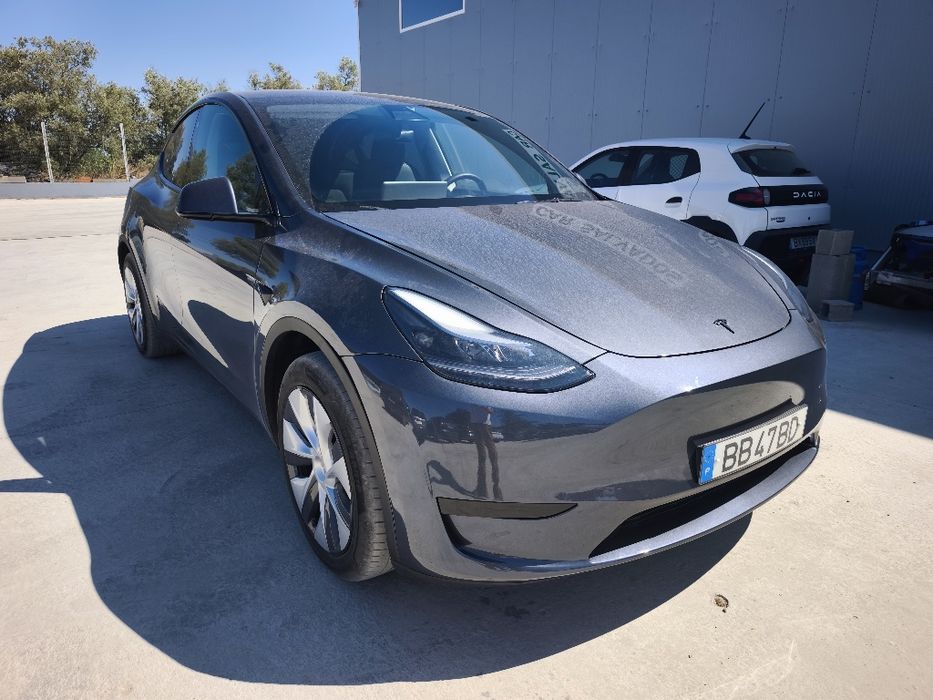 Tesla y standard
