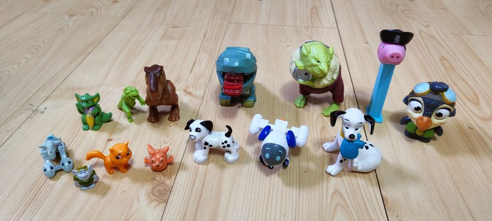 Lote de bonecos variados