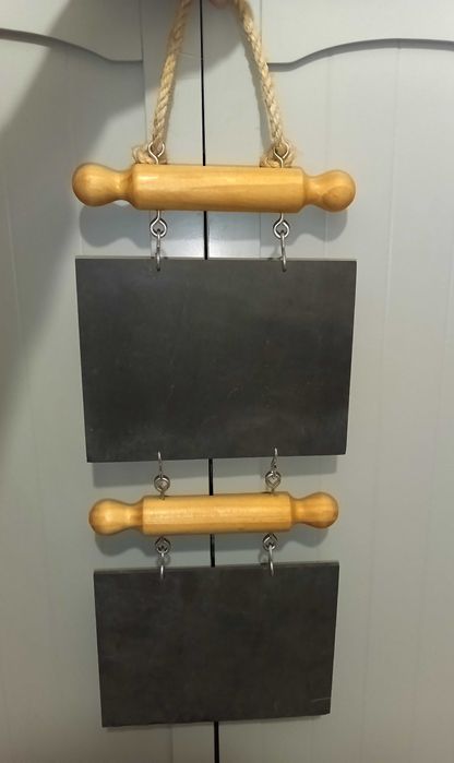 Placa de sinalização em ardósia com suporte de madeira