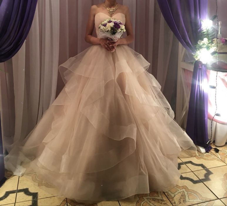 Весільна сукня.