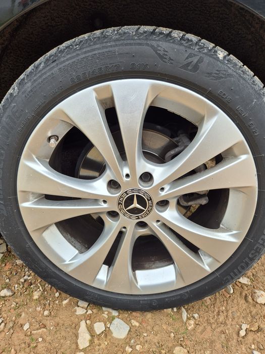 Jantes mercedes originais e pneus como novos. Têm poucos kms de uso. Comprei jantes 18.