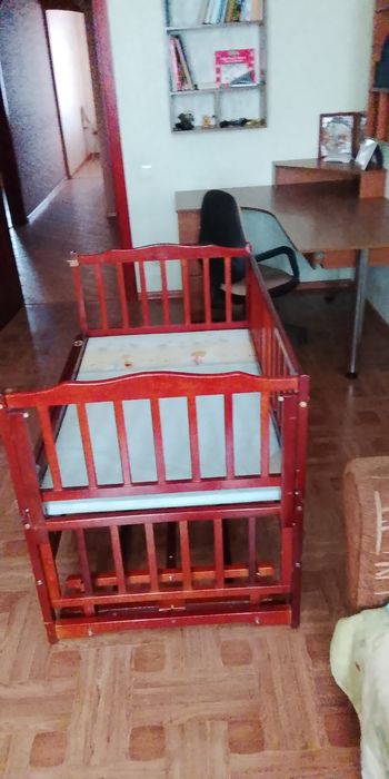 Дитяче ліжко на маятнику без матрацу