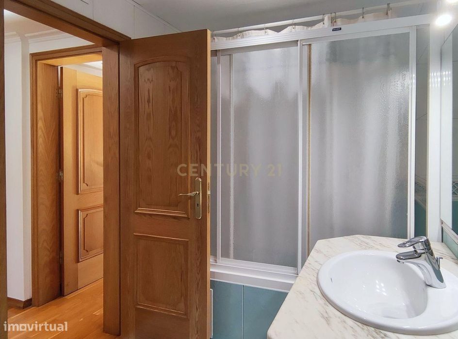 Amplo apartamento de 3 quartos com varandas panorâmicas em Almada, em