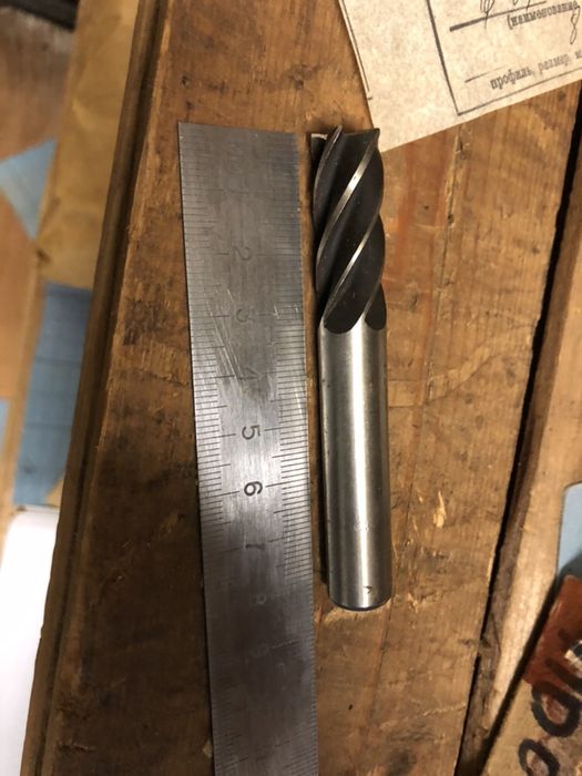 Фрезы концевые и шпоночные ц/хв от 3-20, есть удлиненные
