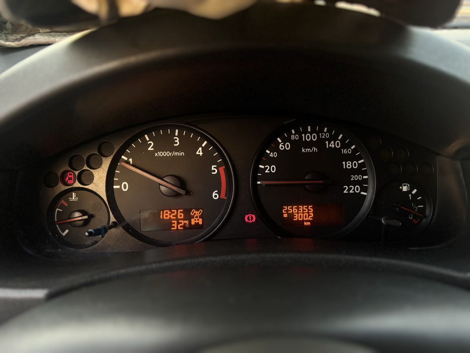 Nissan navara 2.5 MT