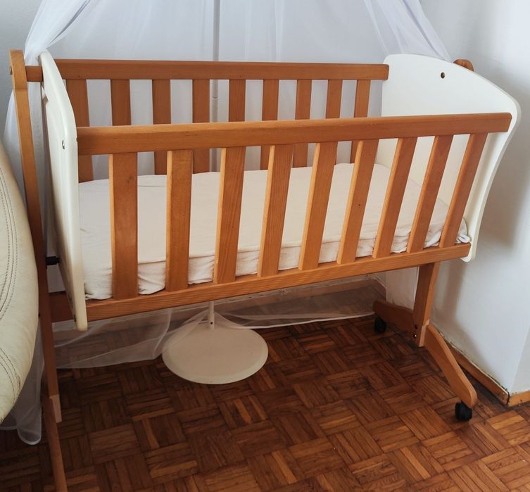 Kołyska marki Gluck z baldachimem