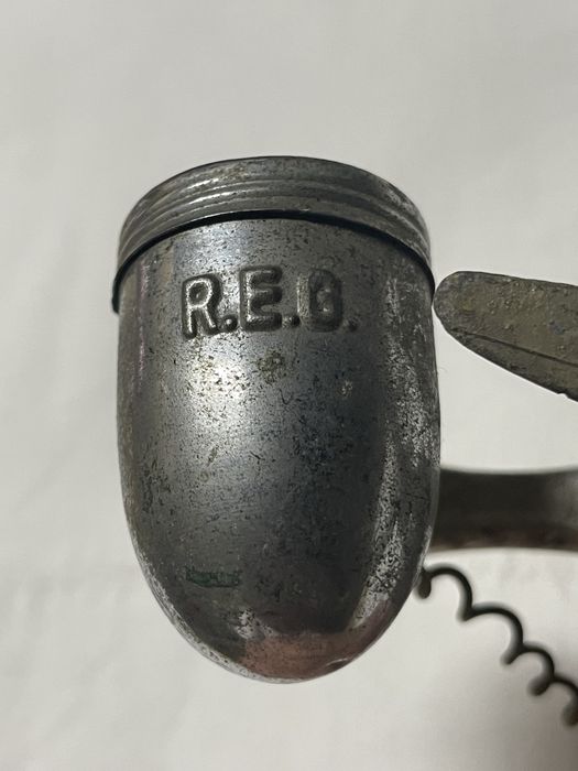 Peça Antiga com Luzes e Avião