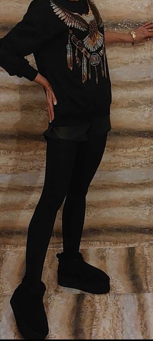 Przepiękna bluza bogato zdobiona brylancikami z motywem ptaka