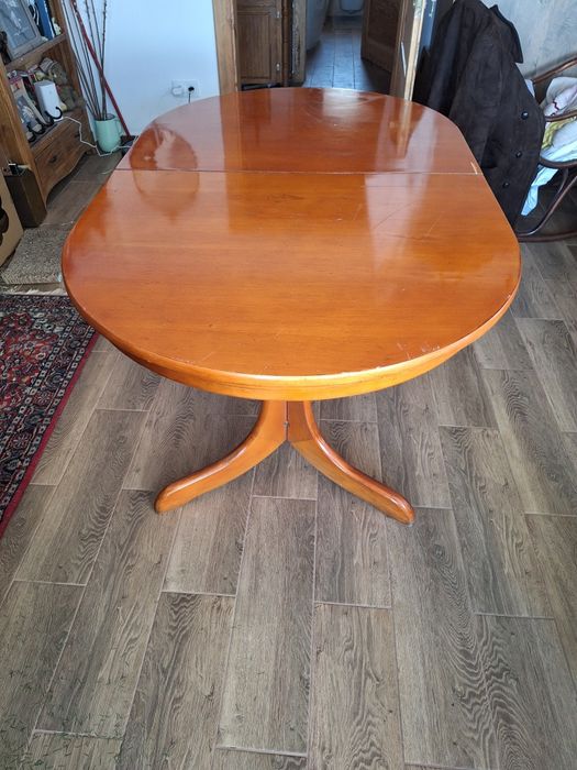 Rozkładany stół drewniany