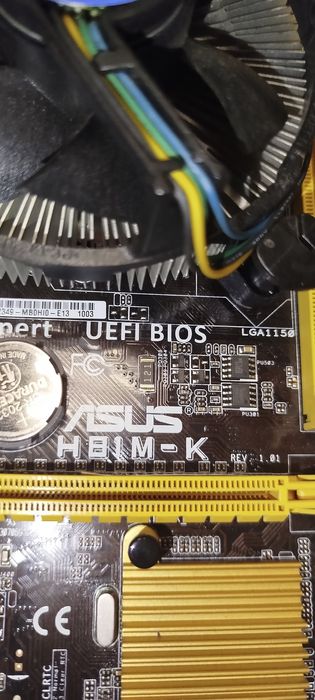 Материська плата з процесором та охолодженням.